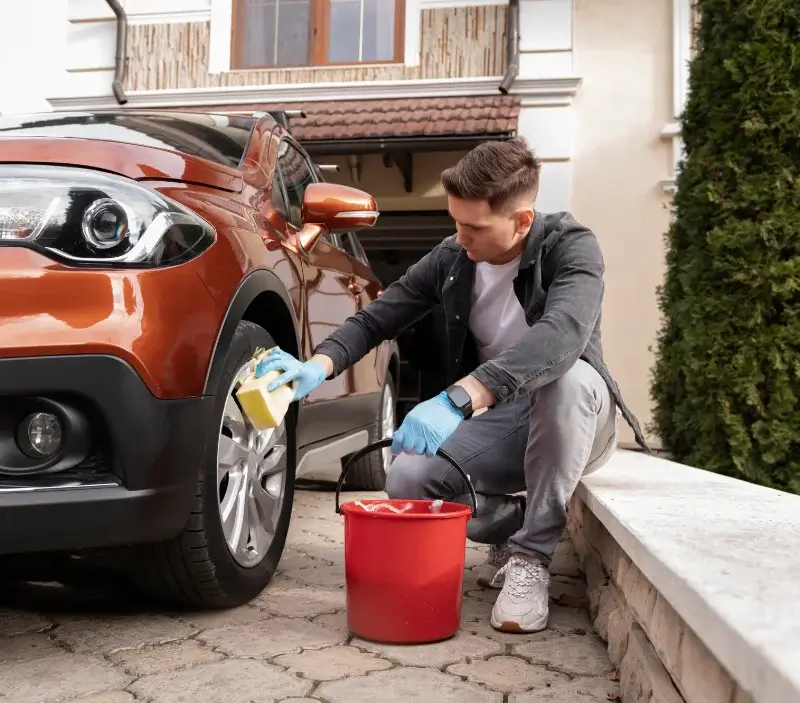 Lavage auto à domicile Saint-Jean-du-Bouzet : professionnel intervenant sur un véhicule